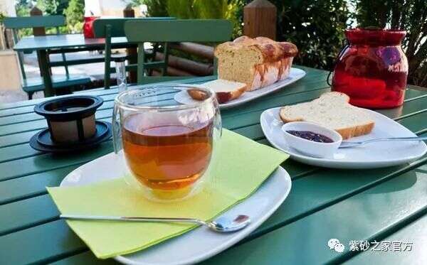 “穷人”喝茶用玻璃，“富人”喝茶用紫砂
