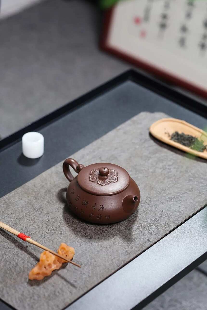 「莲」高爱春，陆云雀，许涛，联合制作，宜兴原矿紫砂茶壶