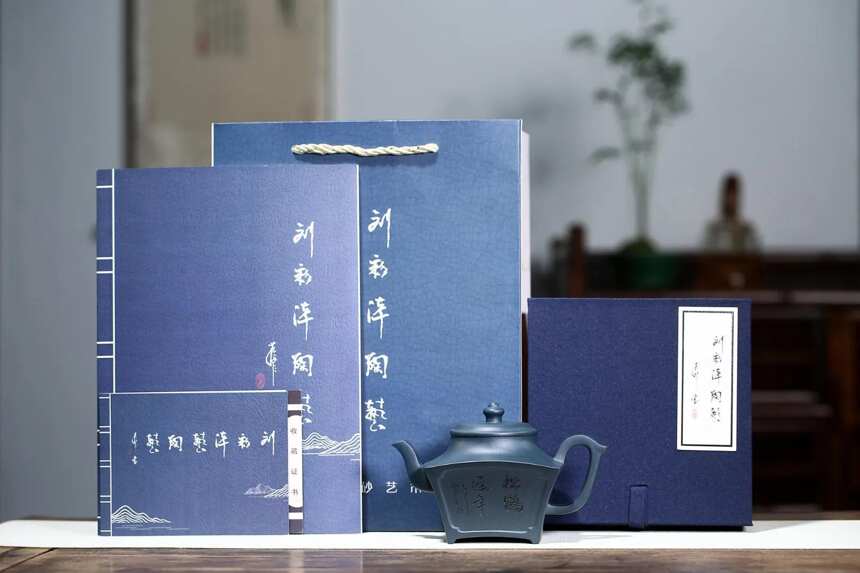 「扇方壶」刘彩萍（国工艺美术师）宜兴原矿紫砂茶壶