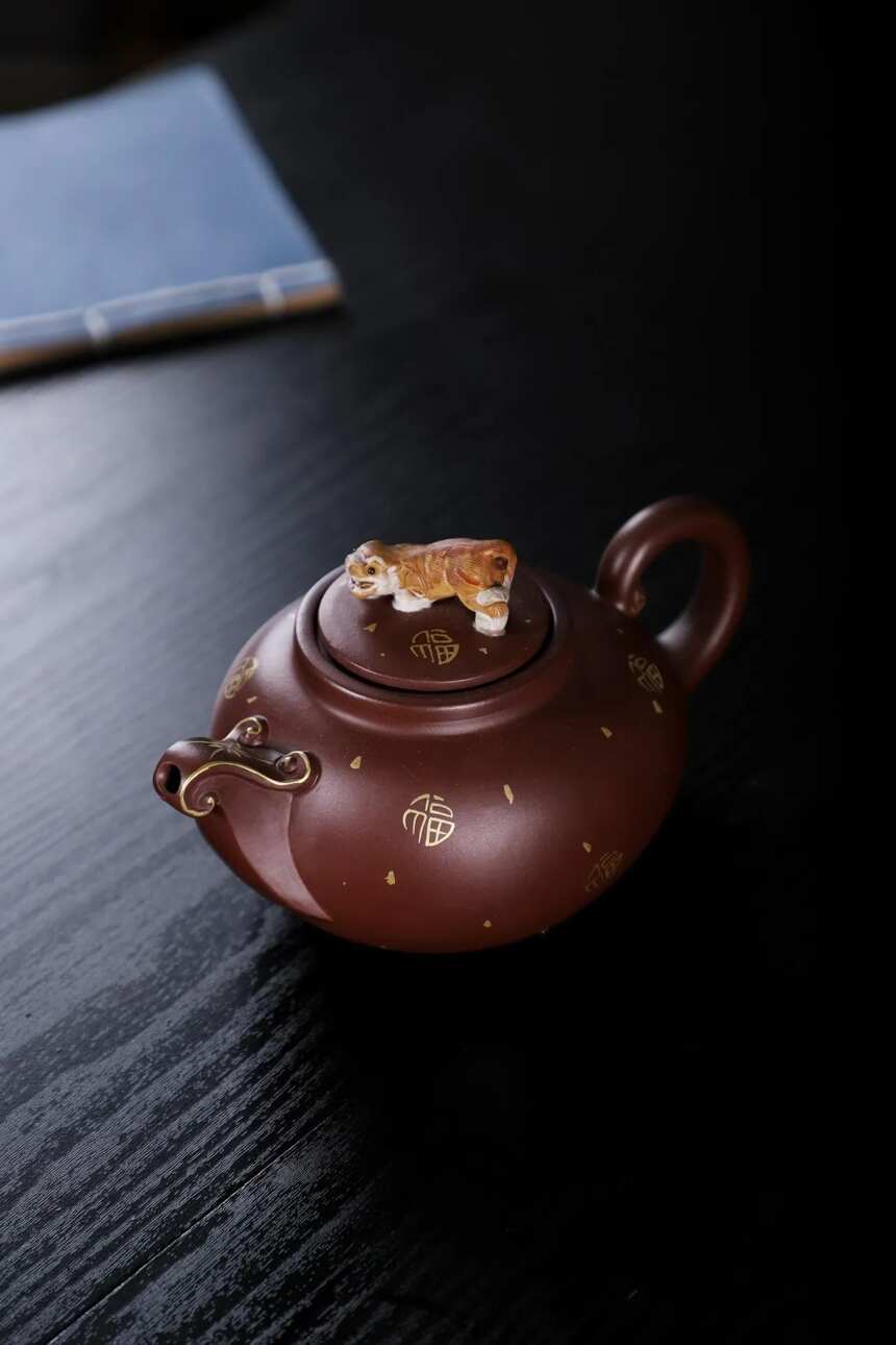 「金虎送福」陆仕兴（国工艺美术师）宜兴原矿紫砂茶壶