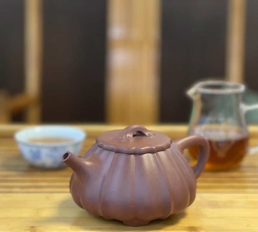 紫砂壶泡茶隔夜不馊的原因是什么？并不是透气性好，而是什么？