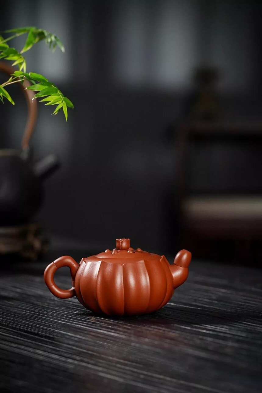 手工筋纹莲子·260cc·9孔·朱泥·刘勇（制）宜兴原矿紫砂茶壶