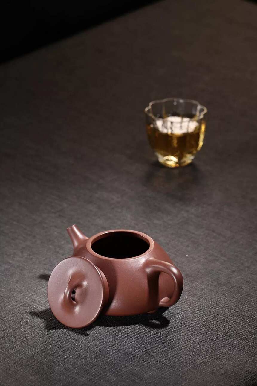 「平盖石瓢」·文革老紫泥·180cc·9孔，宜兴原矿紫砂茶壶