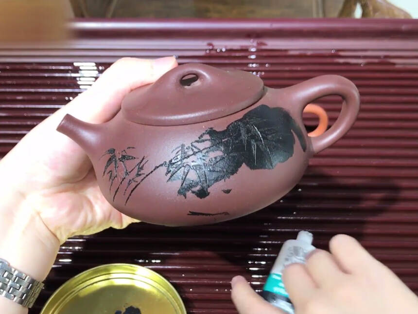 「庄庄紫砂」如何给紫砂壶的刻绘上色，这个简便方法知道吗？