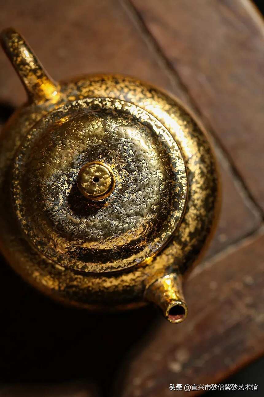 「平盖莲子」土豪金壶，底槽清鎏金，180cc，