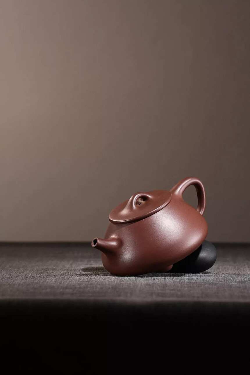 「平盖石瓢」·文革老紫泥·180cc·9孔，宜兴原矿紫砂茶壶