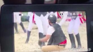 吴秀波坠马视频，看着很危险，回应：特别幸运，他们也曾坠马受伤