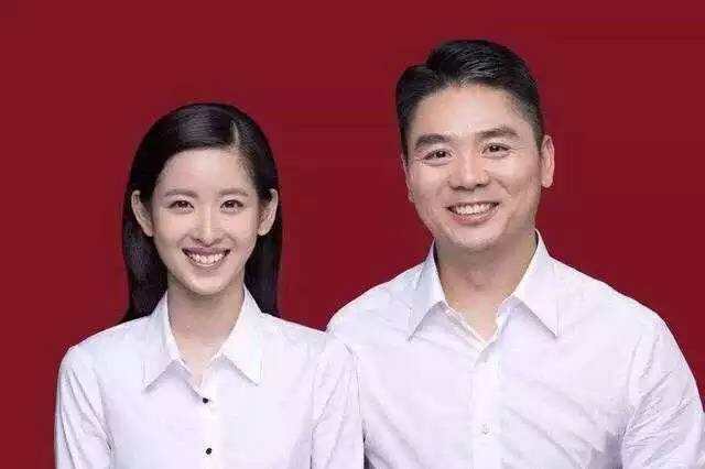 奶茶妹妹和刘强东的最新自拍，越来越有夫妻相了！