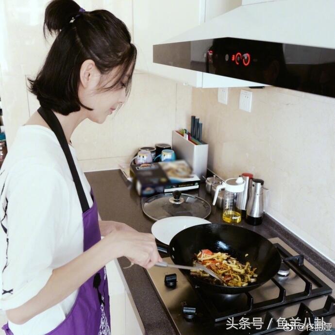 佟丽娅晒一桌子菜，网友：希望她能像好闺蜜董璇一样幸福