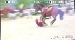 吴秀波坠马视频，看着很危险，回应：特别幸运，他们也曾坠马受伤