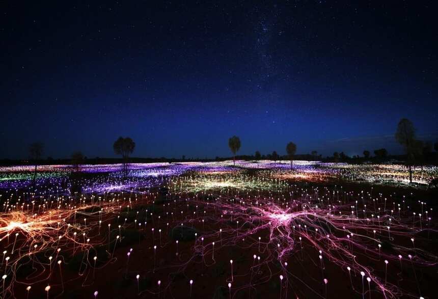 艺术家用五万盏灯点亮沙漠，宛如童话仙境