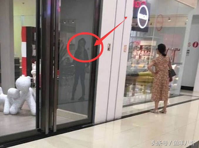 刘亦菲躲在柱子后面，偷偷看人走了没有，说“我不是刘亦菲！”