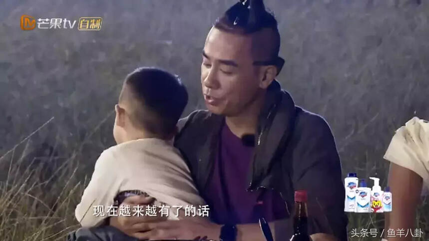 Jasper和老爸越来越亲近，乖乖被抱，陈小春为什么哭的好伤心