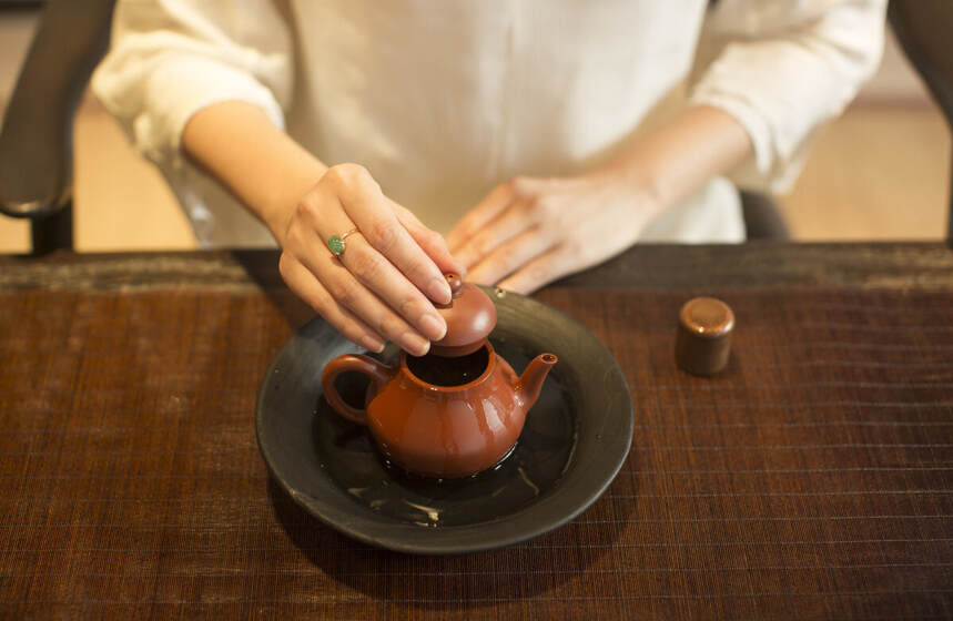 在为壶选茶和为茶选壶的过程中，你能够体味到“用心吃茶”的妙处