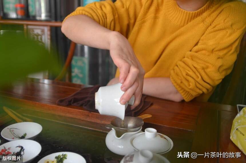 为什么每次泡茶都会烫到手？