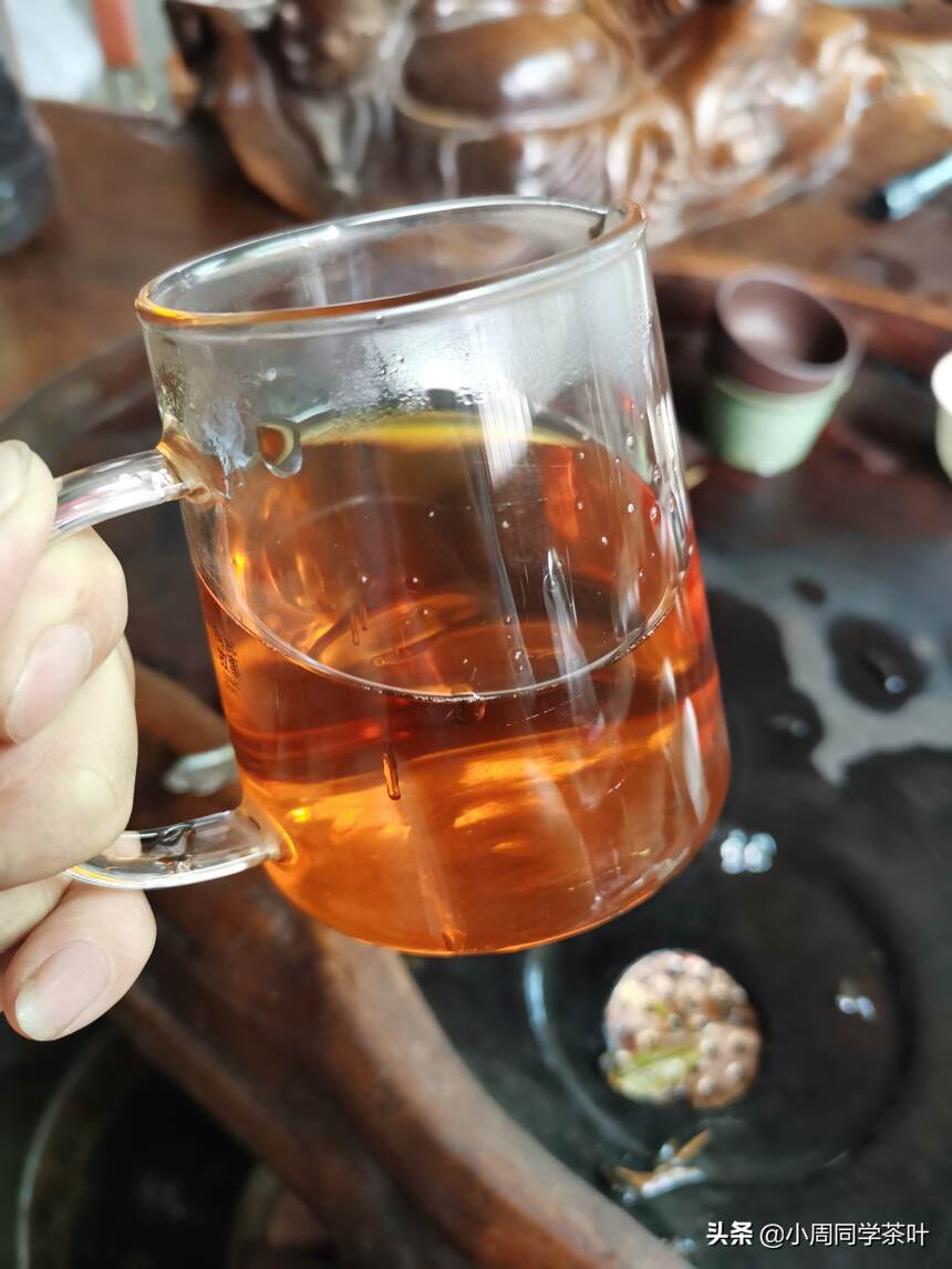 武夷岩茶的品质如何区分呢？辨其形、观其色、闻其香、喝其味