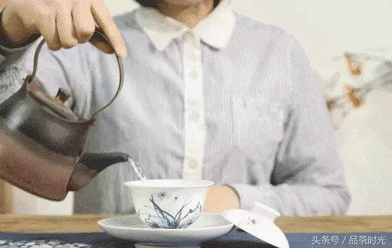 真人示范：茶艺师原来都是这样泡茶、注水、转圈圈