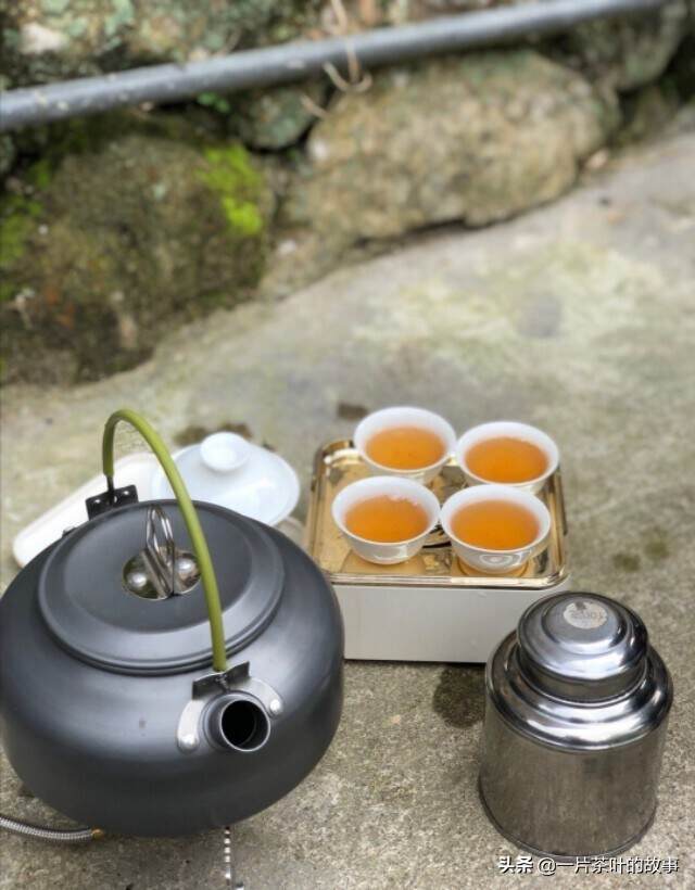 凤凰单丛茶出产于凤凰镇，因凤凰山而得名