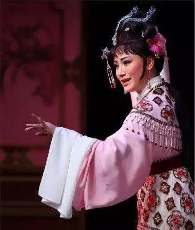中国戏曲，是由茶馆的茶汁浇灌起来的一门艺术