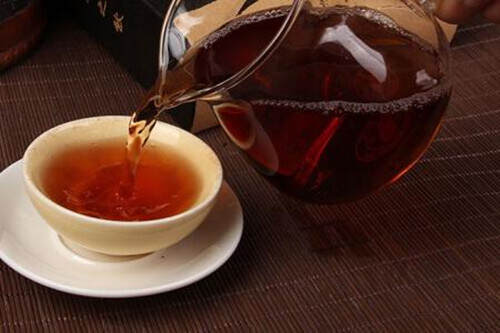 懂养生的人，冬季都喜欢喝黑茶，喝它到底有什么好处？