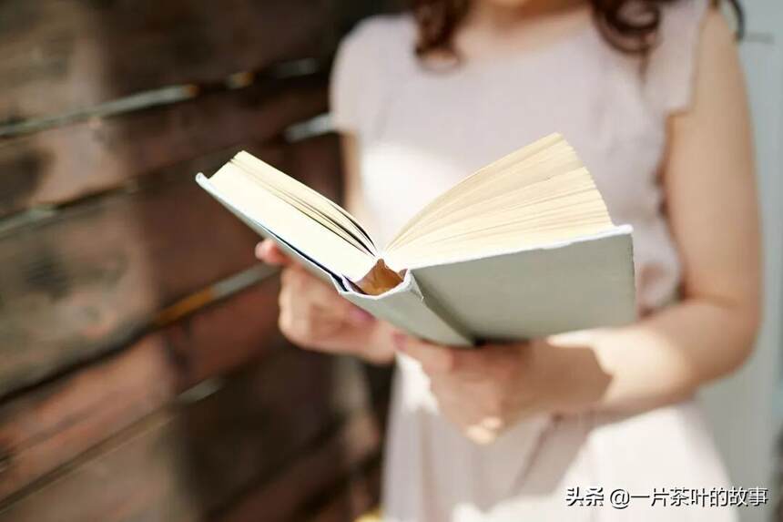 美好的生活：手中有本书，杯中有热茶