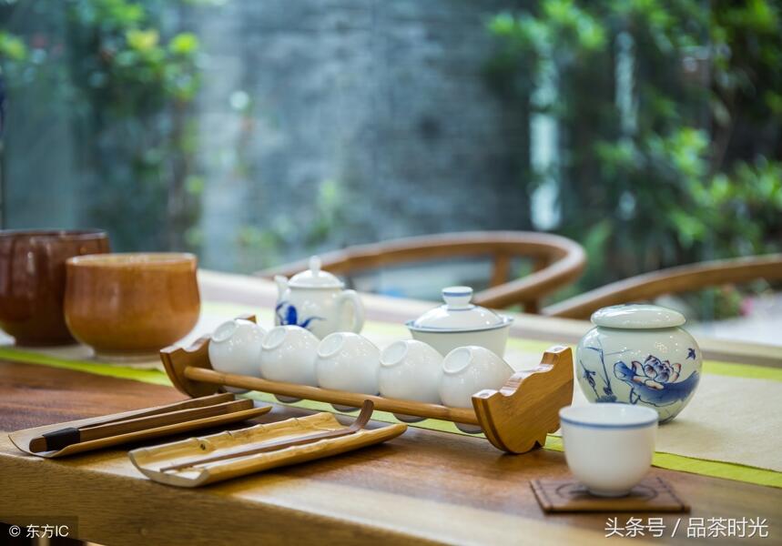 中华饮食礼仪之盖碗茶的喝法