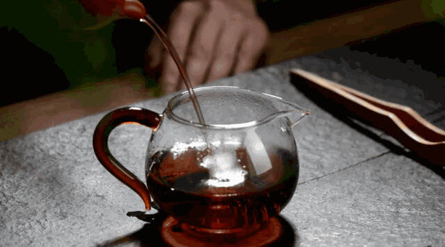 茶汤中有泡沫、绒毛、油雾、絮状物，还能喝吗？快看看