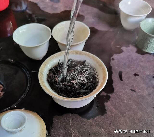 紫砂壶和盖碗哪个适合泡岩茶？为什么呢？看完你就知道了