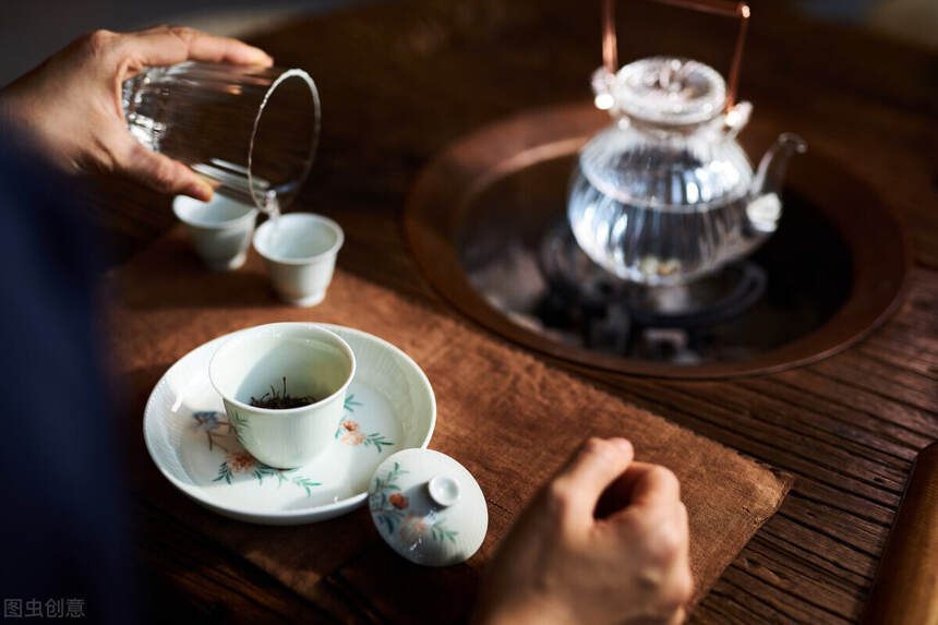 闲适饮茶，平和的心境塑造沉稳的气致
