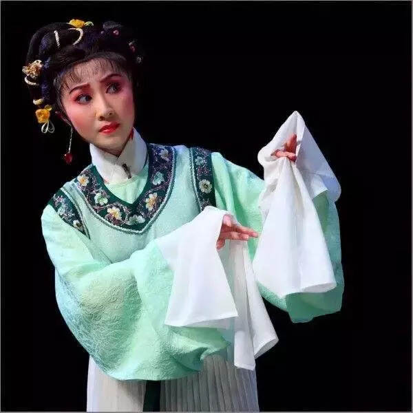 中国戏曲，是由茶馆的茶汁浇灌起来的一门艺术