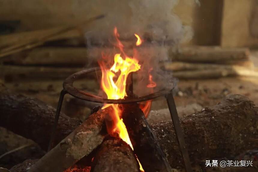 火塘里，有永不熄灭的火焰和老班章茶最初的味道