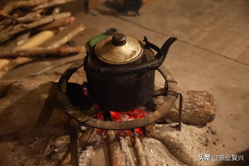 火塘里，有永不熄灭的火焰和老班章茶最初的味道
