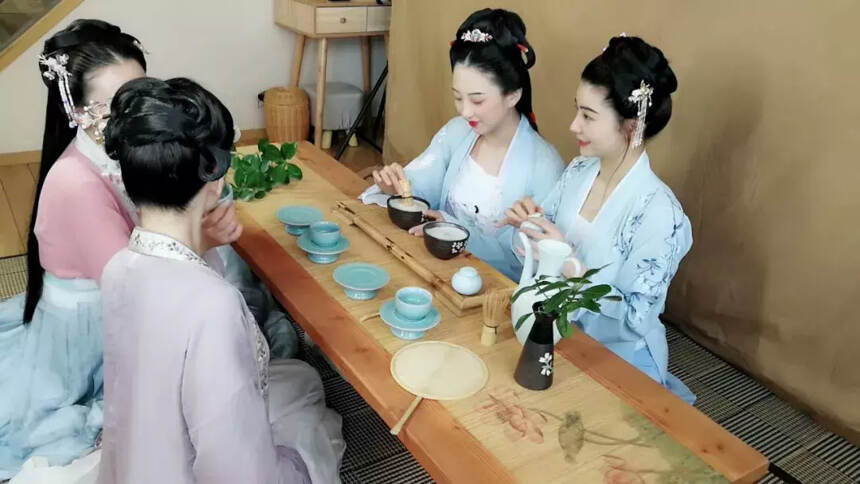 煎茶趴、点茶局、组团炫茶...古代的时尚名媛都穿这样喝茶？