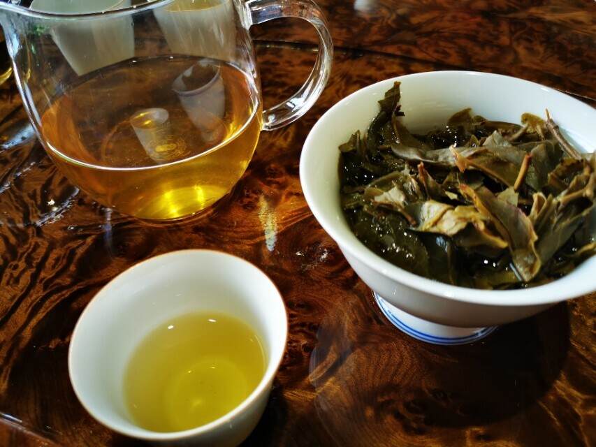 很多人泡茶之前，都会仔细观察茶叶，普洱茶里有茶梗是好是坏？