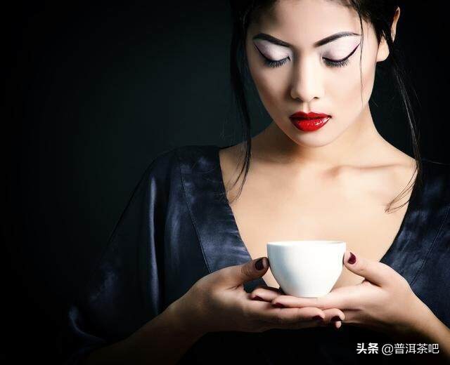为什么说爱喝茶的女人优雅得体，只因那泡茶的一招一式