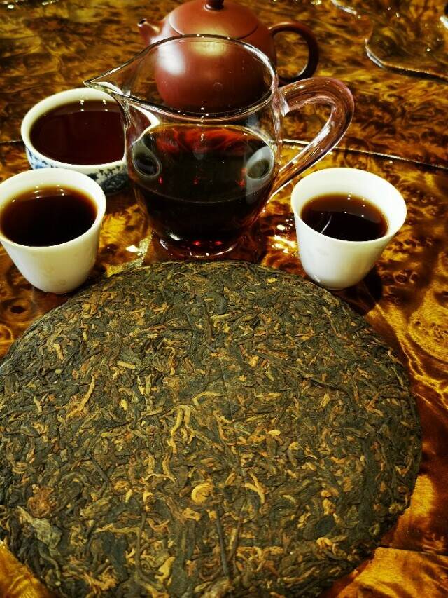 优质的普洱茶，茶汤入口马上就可以判断其粘稠度。