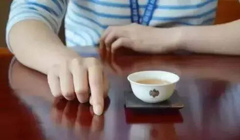 茶桌上的举手投足：喝茶时的扣手礼，这样做才得体