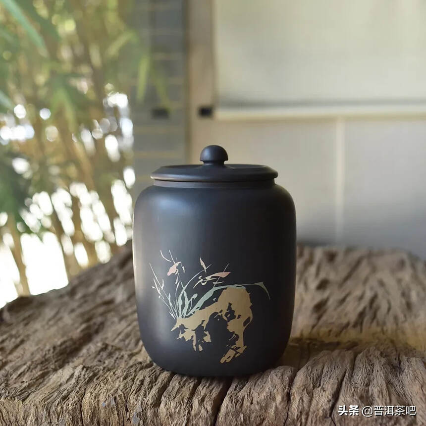 潮湿地方用建水陶罐来储存普洱茶会更好
