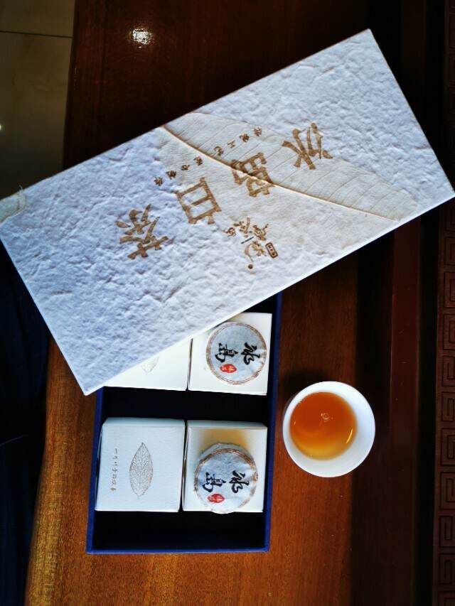 冬季喝老白茶好处多，教你如何选优质白茶！