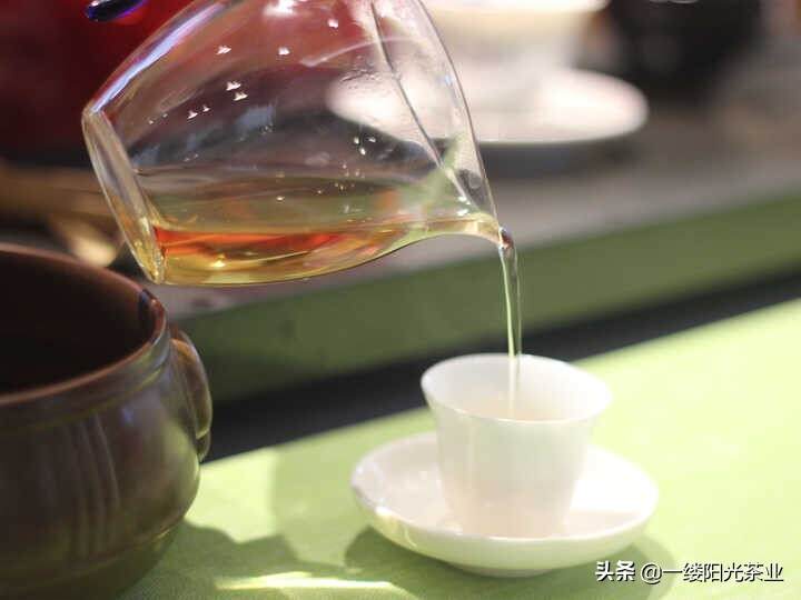 鲜茶叶子中哪个成分是制作红茶和乌龙茶（青茶）香味的来源？