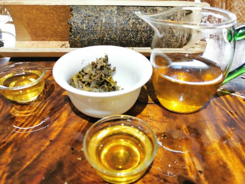 竹筒茶因原料细嫩，又名“姑娘茶”。