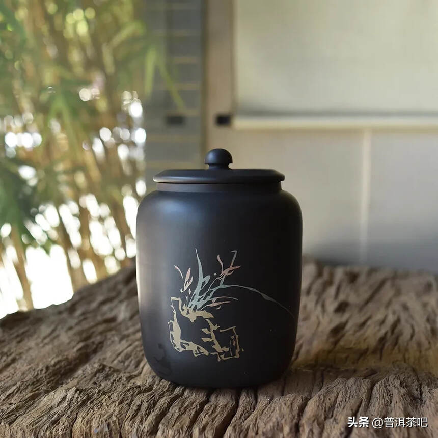 潮湿地方用建水陶罐来储存普洱茶会更好
