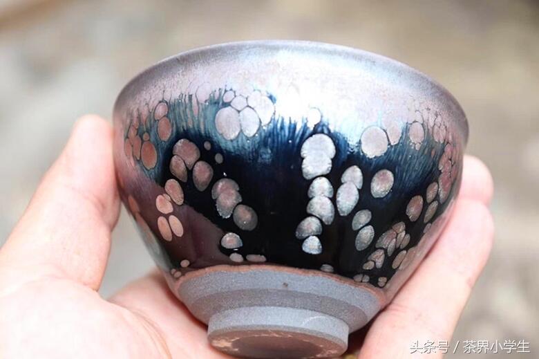 建盏小知识——黑瓷，因产自建安县而得名，为宋朝皇室御用茶具
