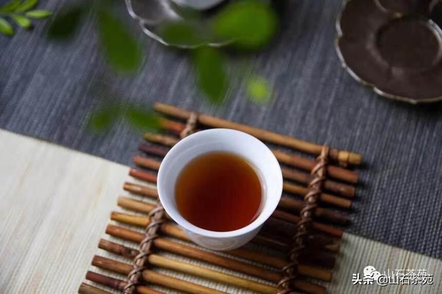 为什么红茶水放久会变绿？