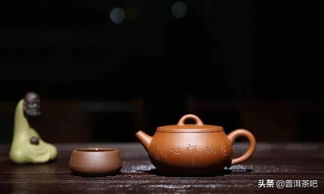一个人喝茶，安静也恬淡，孤独却惬意