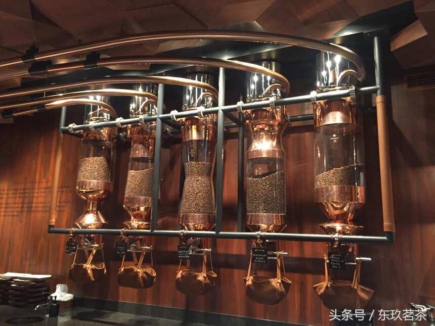 星巴克海外首家臻选烘焙工坊在上海开业，依旧开辟出一块茶饮区
