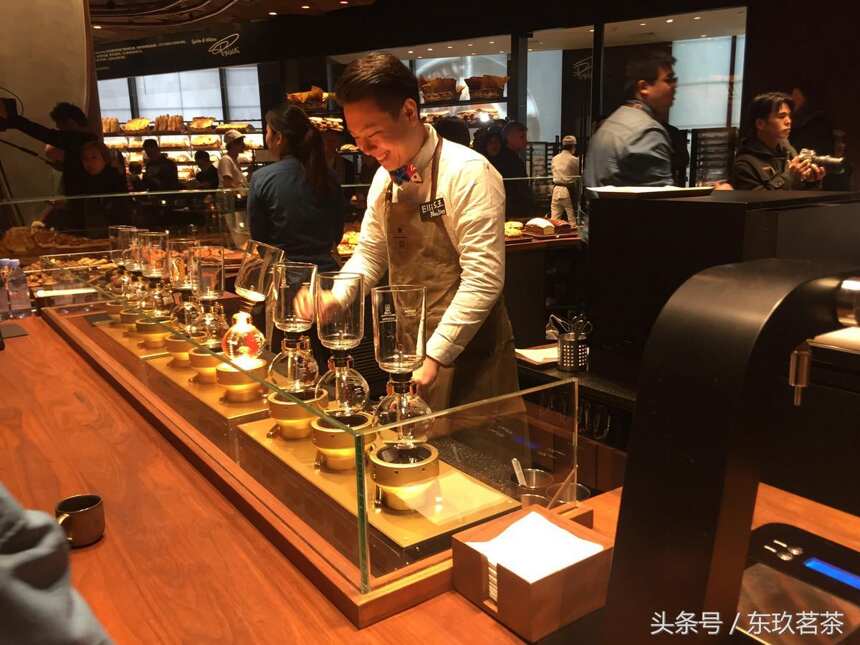 星巴克海外首家臻选烘焙工坊在上海开业，依旧开辟出一块茶饮区