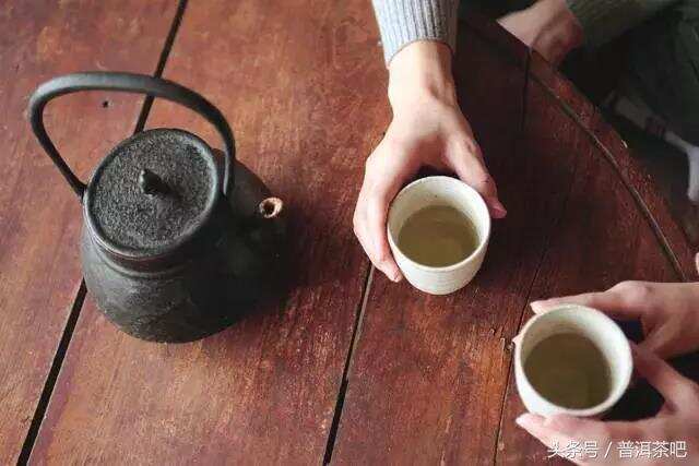 普洱茶的氛围内没有孤独，有的是酽酽温情的茶汤