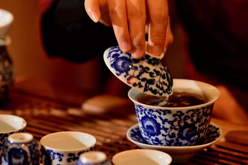 从神坛走下凡尘，茶叶变得是食用方式，不变的是历经千年的喜爱