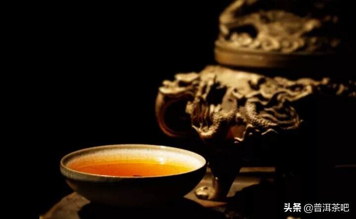 市场上这么多陈年老普洱，如何分辨是不是真的老茶？